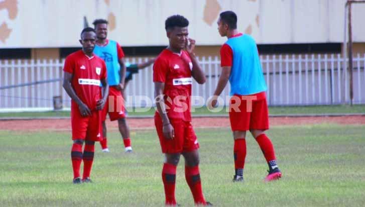 Ramai Rumakiek (tengah), Gelandang Muda Persipura Copyright: Sudjarwo/Indosport