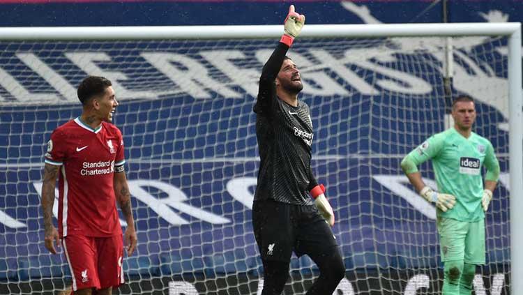 Selebrasi gol Alisson Becker di laga West Brom vs Liverpool.