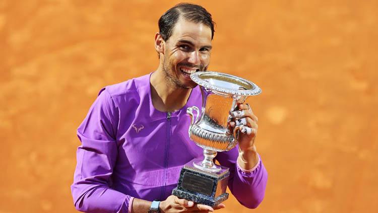 Petenis Spanyol, Rafael Nadal, berhasil menembus semifinal tenis Grand Slam Australian Open 2022 usai susah payah kalahkan Denis Shapovalov di perempat final. - INDOSPORT