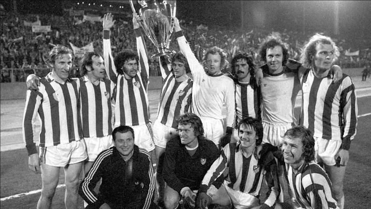Pemain Bayern Munchen berpesta saat menjuarai Piala Champions usai mengalahkan Atletico Madrid di final, 17 Mei 1974.