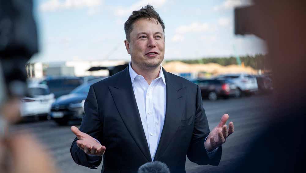 Elon Musk, CEO Tesla Motors menuliskan ingin membeli Manchester United di Twitter.