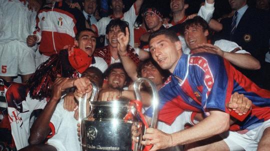 Pemain AC Milan berpesta saat menjuarai Liga Champions usai mengalahkan Barcelona di final, 18 Mei 1994.