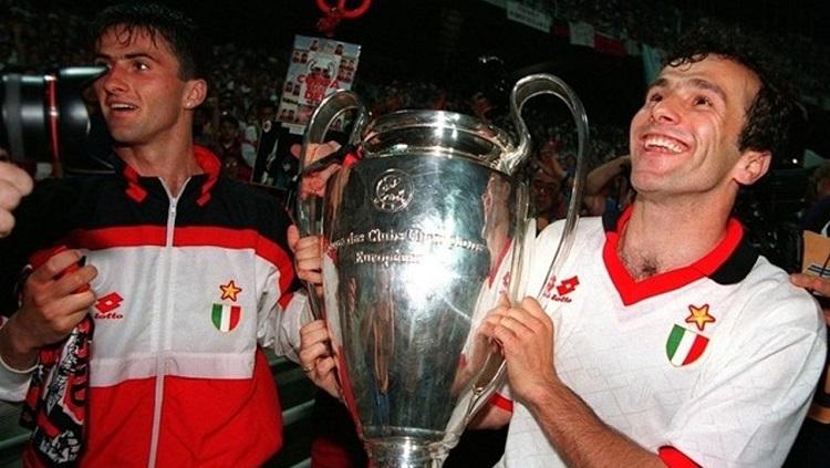 Pemain AC Milan mengarak trofi Liga Champion usai mengalahkan Barcelona di final, 18 Mei 1994.