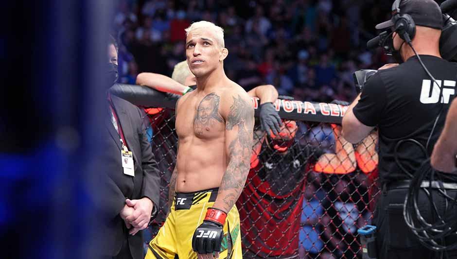 Cekikan rear-naked choke milik Charles Oliveira saat mengalahkan Justin Gaethje di UFC 274 ternyata menjadi submission terbaik di tahun 2022 versi ESPN MMA. - INDOSPORT