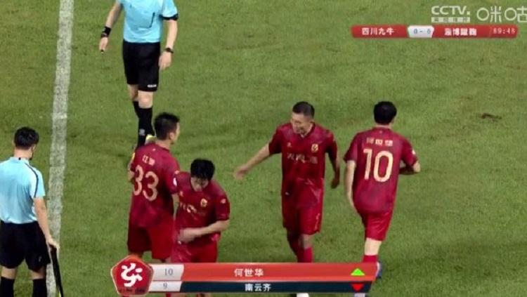 Pemilik Zibo Cuju, He Shihua, masuk saat masa injury time dalam laga kontra Sichuan Jiuniu.