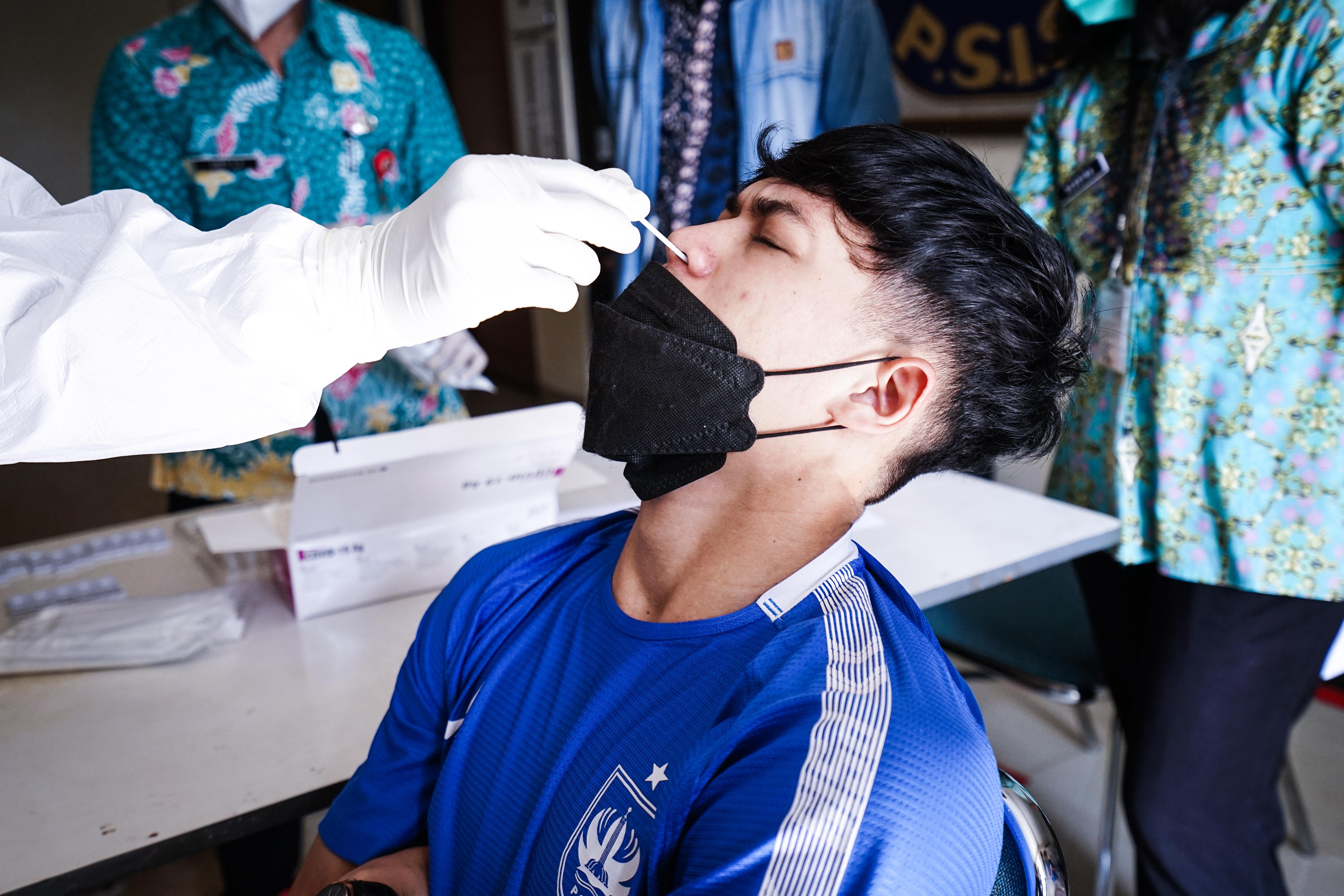 Pemain PSIS Semarang, Alfeandra Dewangga saat melaksanakan tes antigen di Mes Pemain PSIS. - INDOSPORT
