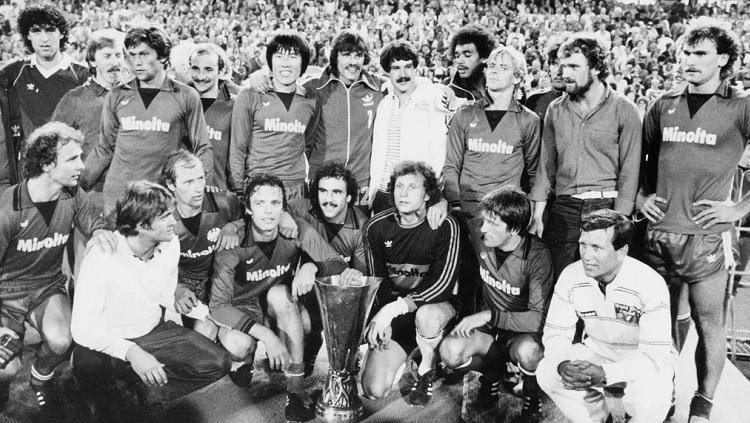 Pemain Eintracht Frankfurt berpose bareng trofi Piala UEFA usai mengalahkan Borussia Monchengladbach di final, 21 Mei 1980.