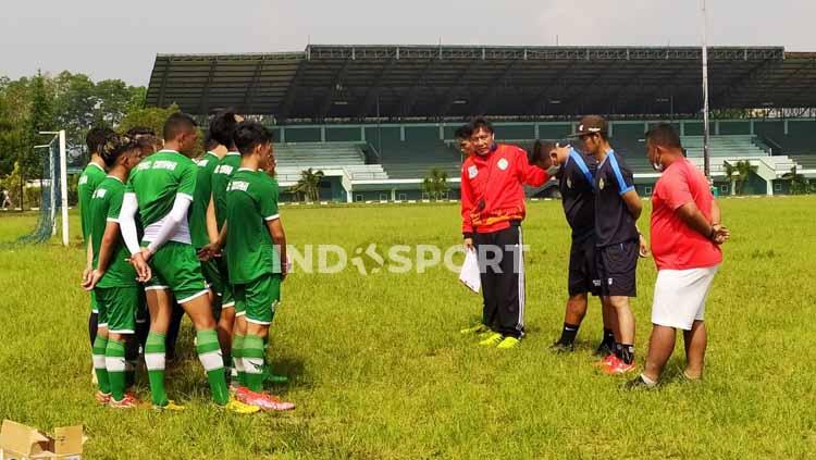 Pelatih PSKC Cimahi, Robby Darwis saat memberikan pengarahan kepada pemainnya di Lapangan Brigif, Kota Cimahi, Jumat (21/05/21).