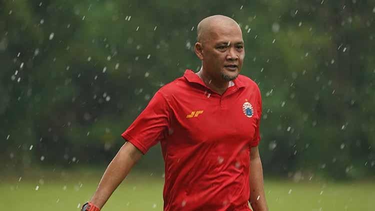 Latihan perdana Persija Jakarta jelang Liga 1 2021 di POR Sawangan, Kamis (20/05/21) dipimpin oleh pelatih Sudirman.