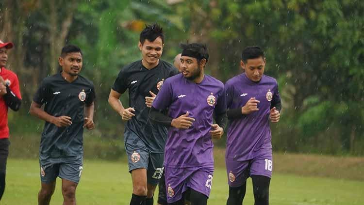 Beberapa pemain seperti Ramdani Lestaluhu, Rezaldi Hehenusa, kiper Adixi Lenzivio terlihat mengikuti latihan perdana Persija Jakarta jelang Liga 1 2021 di POR Sawangan, Kamis (20/05/21).