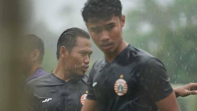 Bek Tony Sucipto (tengah) pada latihan Persija Jakarta jelang Liga 1 2021 di POR Sawangan, Kamis (20/05/21).