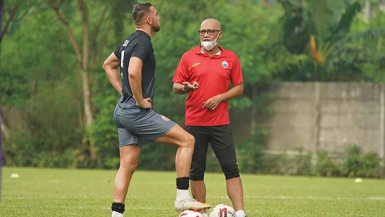 Pelatih Sudirman berbicara dengan Marko Simic (kiri) pada latihan perdana Persija Jakarta jelang Liga 1 2021 di POR Sawangan, Kamis (20/05/21).