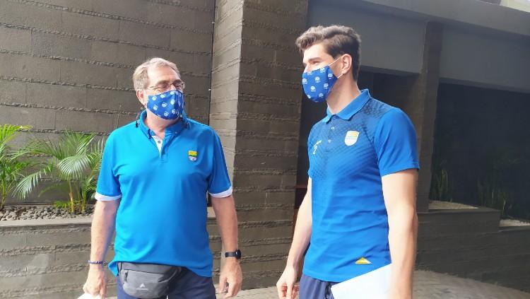 Pelatih Persib, Robert Rene Alberts (kiri) dan pemainnya Nick Kuipers (kanan) di Graha Persib, Jalan Sulanjana, Kota Bandung, Sabtu (22/05/21).