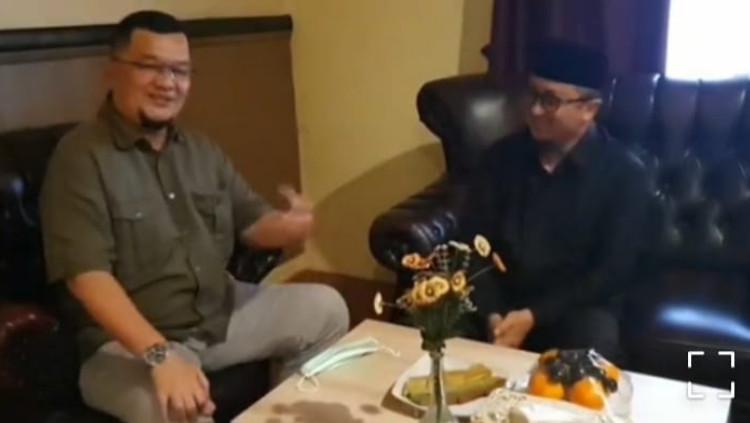 Presiden Klub Sriwijaya FC Hendri Zainuddin bertemu dengan Dai kondang yang juga merupakan pengusaha, ustadz Yusuf Mansur di Palembang, Senin (24/05/21). - INDOSPORT