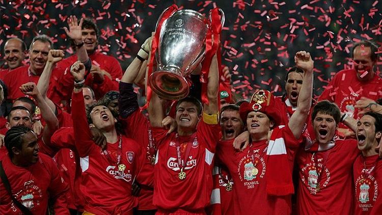 Segenap pemain Liverpool bersorak dalam seremoni juara Liga Champions usai mengalahkan AC Milan di final, 25 Mei 2005.