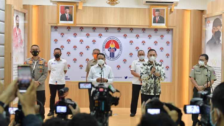 Ketua Umum PSSI melakukan rapat koordinasi dengan Menpora Zainudin Amali pada Senin (24/05/21) di kantor Kemenpora, Jakarta. Pertemuan ini membahas persiapan dan izin kompetisi Liga 1 dan 2 2021-2022. - INDOSPORT