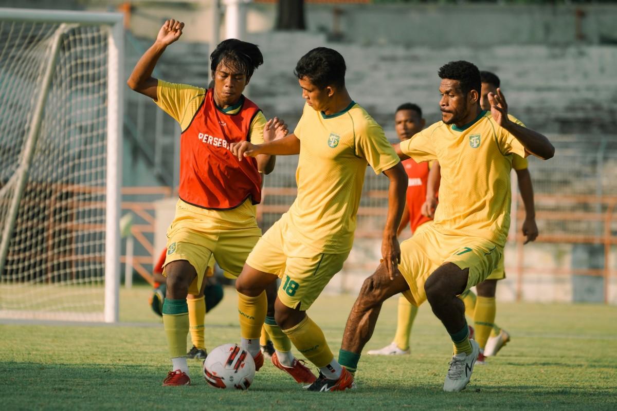 Dua penggawa Persebaya Surabaya, Supriadi dan Muhammad Kemaluddin dalam latihan, Selasa (25/05/21).