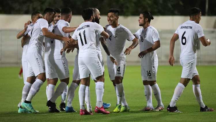 Para pemain Timnas Afghanistan merayak gol ke gawang Timnas Indonesia pada laga uji coba di Iranian Club Stadium, Dubai, Uni Emirat Arab (UEA), Selasa (25/05/21).