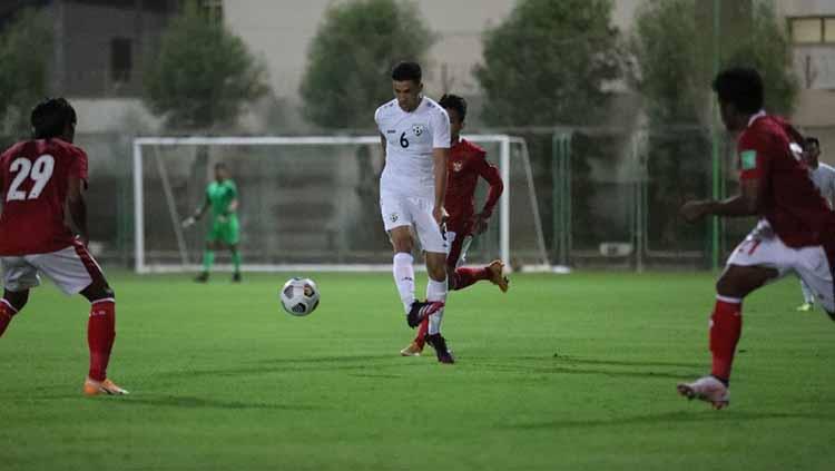 Pemain Afghanistan mendapat hadangan dari beberapa pemain Timnas Indonesia pada laga uji coba di Iranian Club Stadium, Dubai, Uni Emirat Arab (UEA), Selasa (25/05/21).
