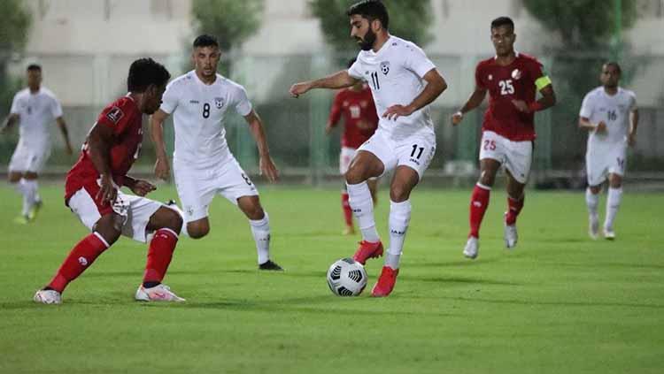 Pemain Afghanistan berusaha melewati hadangan pemain Timnas Indonesia pada laga uji coba di Iranian Club Stadium, Dubai, Uni Emirat Arab (UEA), Selasa (25/05/21).