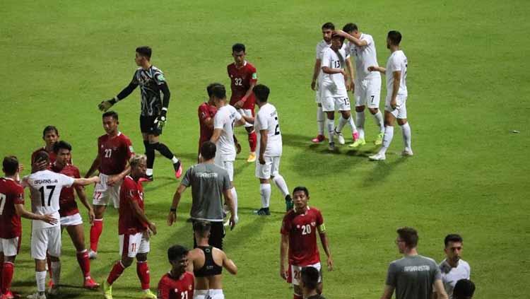 Suasana para pemain Timnas Indonesia dan Afghanistan usai laga uji coba berakhir di Iranian Club Stadium, Dubai, Uni Emirat Arab (UEA), Selasa (25/05/21).