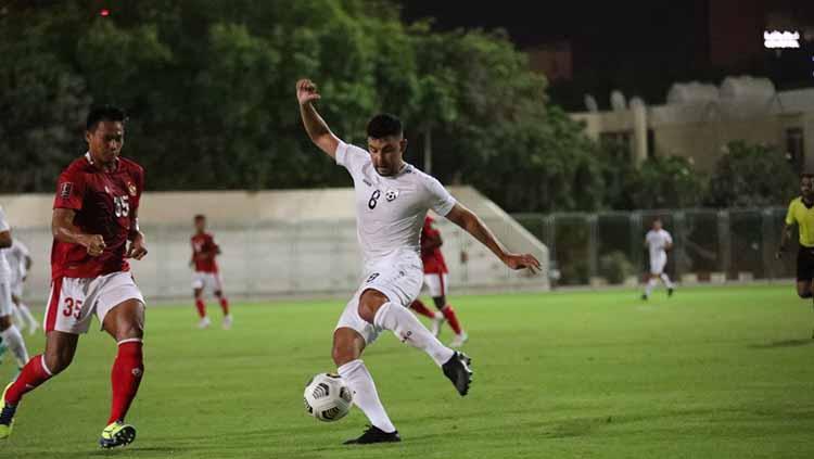 Bek Timnas Indonesia, Andy Setyo berusaha menghalangi pergerakan pemain Afghanistan pada laga uji coba di Iranian Club Stadium, Dubai, Uni Emirat Arab (UEA), Selasa (25/05/21).