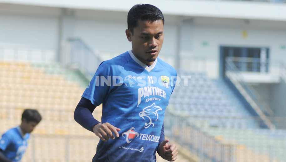 Gelandang Persib, Dedi Kusnandar, saat berlatih di Stadion GBLA, Kota Bandung.