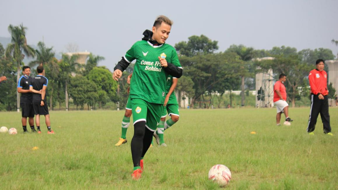 Gelandang PSKC Cimahi, Muhammad Agung Pribadi saat berlatih di Lapangan Brigif, Kota Cimahi.