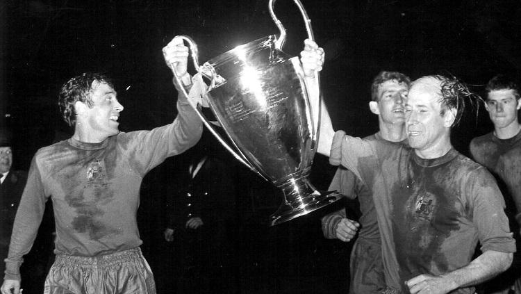 Legenda Manchester United, Bobby Charlton, mengarak trofi Liga Champions usai mengalahkan Benfica di final, 29 Mei 1968. - INDOSPORT