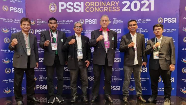 CEO PSMS Medan, Kodrat Shah (tiga kanan) bersama Sekertaris klub, Julius Raja (dua kiri), saat menghadiri Kongres Tahunan PSSI di Jakarta, Sabtu (29/5/21)