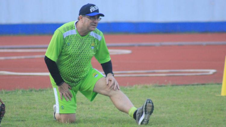 Pelatih Persib, Robert Rene Alberts, saat memimpin latihan beberapa waktu lalu