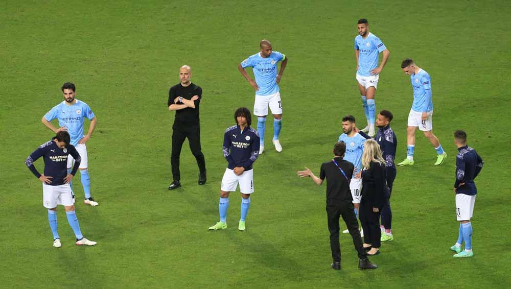 Pelatih Manchester City Pep Guardiola dan pemainnya terlihat sedih usai kekalahan di Liga Champions antara Manchester City vs Chelsea, Sabtu (29/05/21). - INDOSPORT