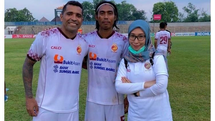 Asisten Manajer Sriwijaya FC, Mayumi Itsuwa, bersama Beto dan Erwin musim lalu. - INDOSPORT