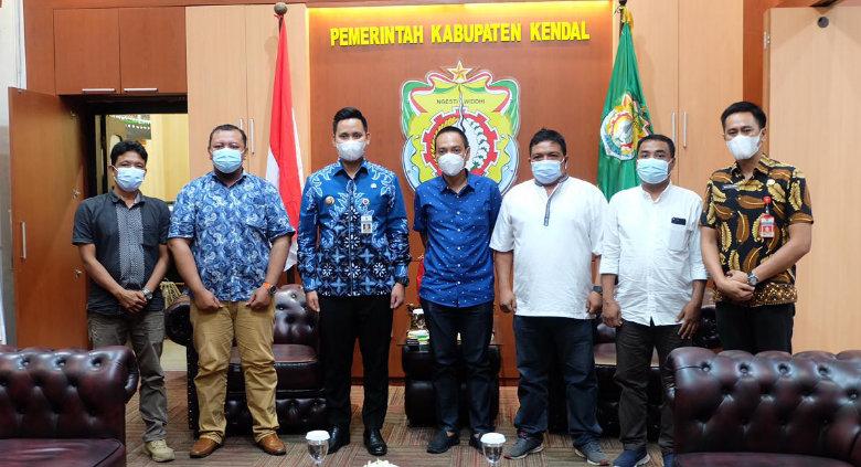 CEO PSIS Semarang, Yoyok Sukawi (tengah) saat menemui Bupati Kendal, Dico Ganinduto. - INDOSPORT