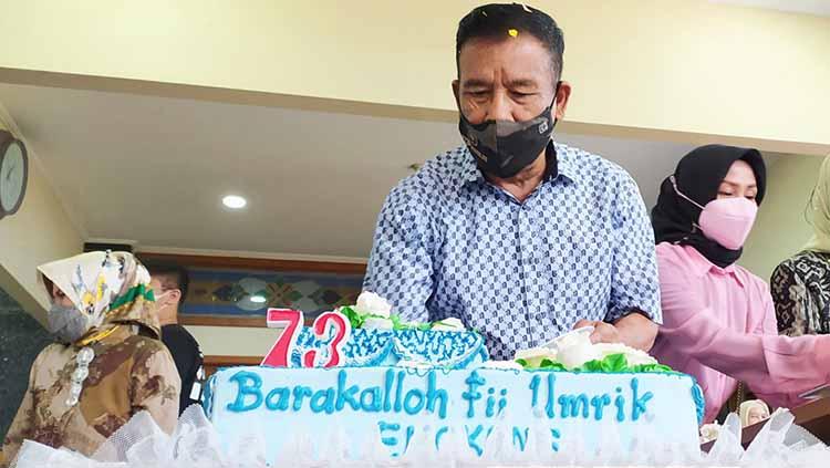 Komisaris PT PBB, Umuh Muchtar, merayakan ulang tahun ke-73 secara sederhana bersama keluarga.