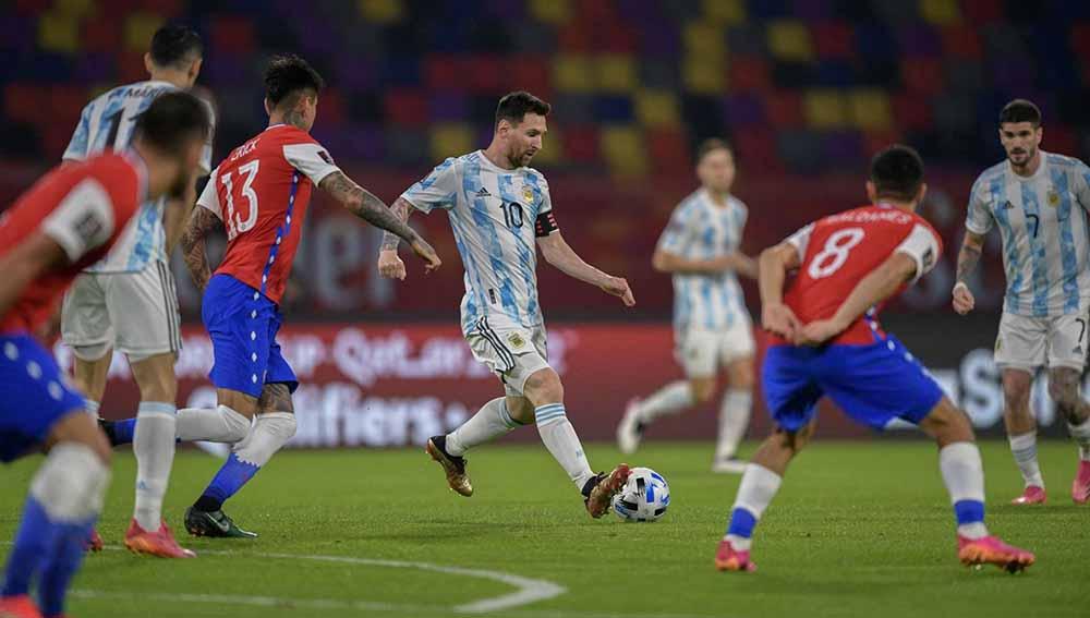 Lionel Messi (tengah) saat menggiring bola pada pertandingan kualifikasi Piala Dunia FIFA Qatar antara Argentina vs Chile.