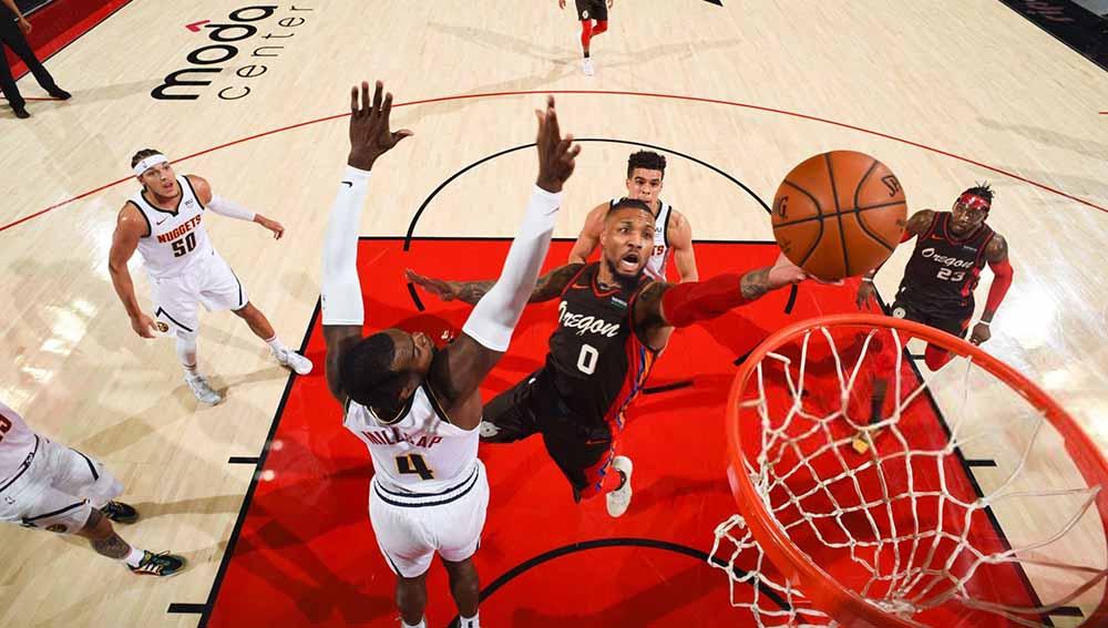 Pebasket Portland Trail Blazers, Damian Lillard memasukkan bola ke keranjang di pertandingan antara Denver Nuggets vs Portland Trail Blazer.