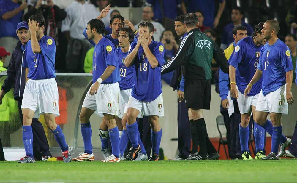 Timnas Italia terlihat sedih usai kalah di babak penyisihan EURO 2004.