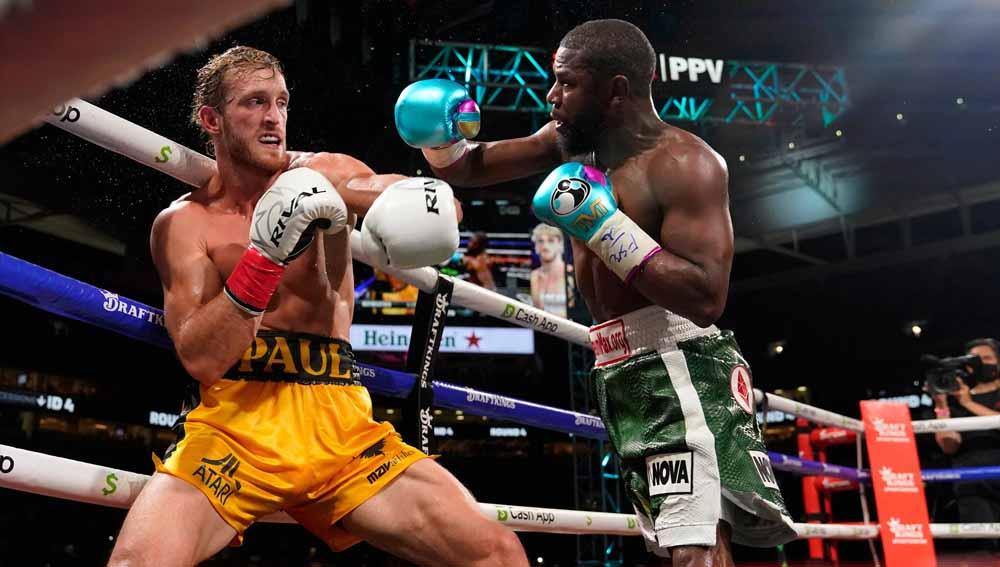 Momen duel tinju Floyd Mayweather vs Logan Paul.