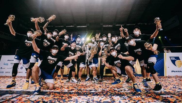 Gelar juara IBL Indonesia 2021 yang diraih Satria Muda membawa tim tersebut merajai kompetisi basket profesional Indonesia sekaligus mengejar rekor Aspac. - INDOSPORT