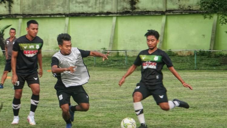 Para pemain PSMS Medan terlihat mejalani latihan rutin mereka di Stadion Mini Kebun Bunga, Medan, Senin (7/6/21) petang.