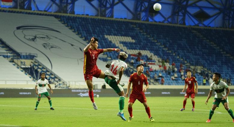 Duel udara anatara striker Timnas Indonesia, Kushedya Hari Yudo dengan bek Vietnam pada laga Kualifikasi Piala Dunia 2022 melawan Vietnam, Senin (07/06/21).