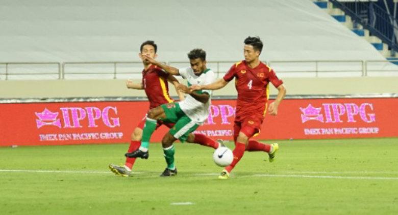 Pergerakan pemainTimnas Indonesia, Yakob Sayuri dikawal dua pemain Vietnam pada laga Kualifikasi Piala Dunia 2022 melawan Vietnam, Senin (07/06/21).