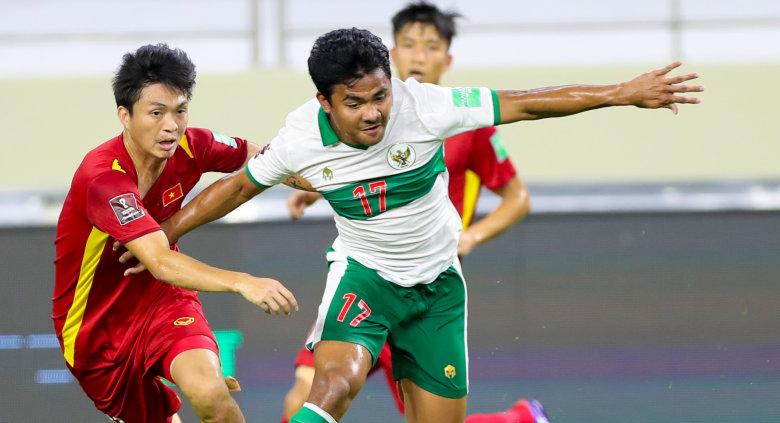 Bek kanan Timnas Indonesia, Asnawi Mangkualam saat berusaha melewati hadangan pemain Vietnam pada laga Kualifikasi Piala Dunia 2022 melawan Vietnam, Senin (07/06/21).