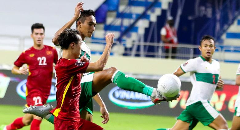Bek Timnas Indonesia, Rizky Ridho saat menghalau serangan striker Vietnam, Nguyen Van Toan pada laga Kualifikasi Piala Dunia 2022 melawan Vietnam, Senin (07/06/21).