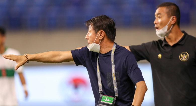 Pelatih Timnas Indonesia, Shin Tae-yong saat memberikan arahan kepada pemainnya pada laga Kualifikasi Piala Dunia 2022 melawan Vietnam, Senin (07/06/21).