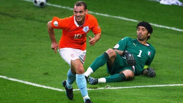 Gelandang Belanda, Wesley Sneijder, mencetak gol ke gawang Italia dalam pertandingan fase grup Piala Eropa, 9 Juni 2008