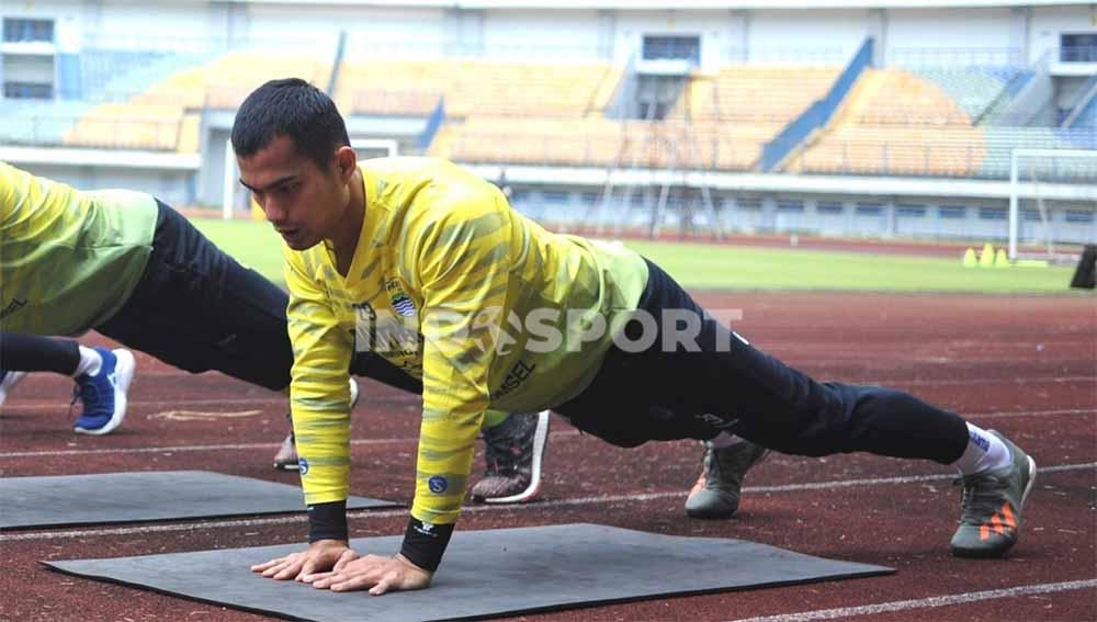 Kiper Persib, Dhika Bayangkara, saat berlatih di Stadion GBLA, Kota Bandung, beberapa waktu lalu. - INDOSPORT