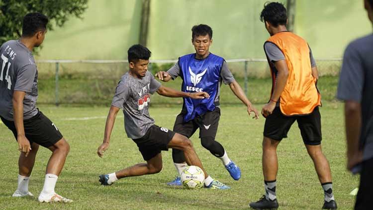 Pemain PSMS Medan saat melakoni latihan rutin di Stadion Mini Kebun Bunga, Medan, Rabu (09/06/21) petang.