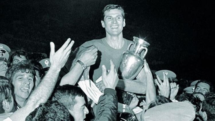 Kapten Italia, Giancinto Facchetti, mengangkat trofi Piala Eropa usai menaklukkan Yugoslavia di final, 10 Juni 1968.